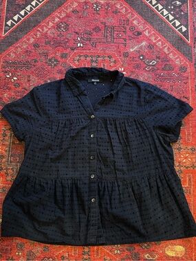 Madewell Textured Eyelet Button-Front Short Sleeve Blouse in Navy